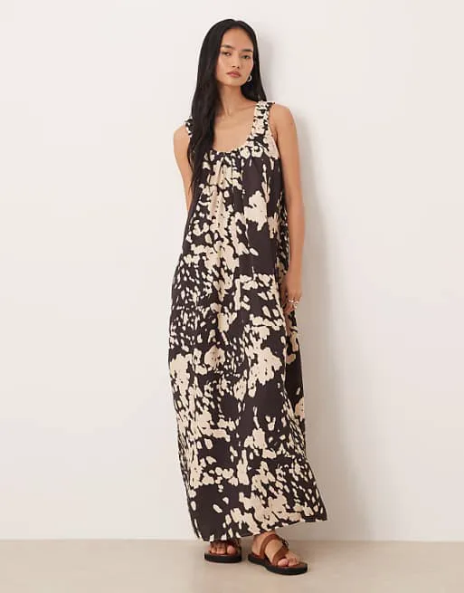 

Макси макси из технологичной ткани со сборками и абстрактным принтом ASOS DESIGN