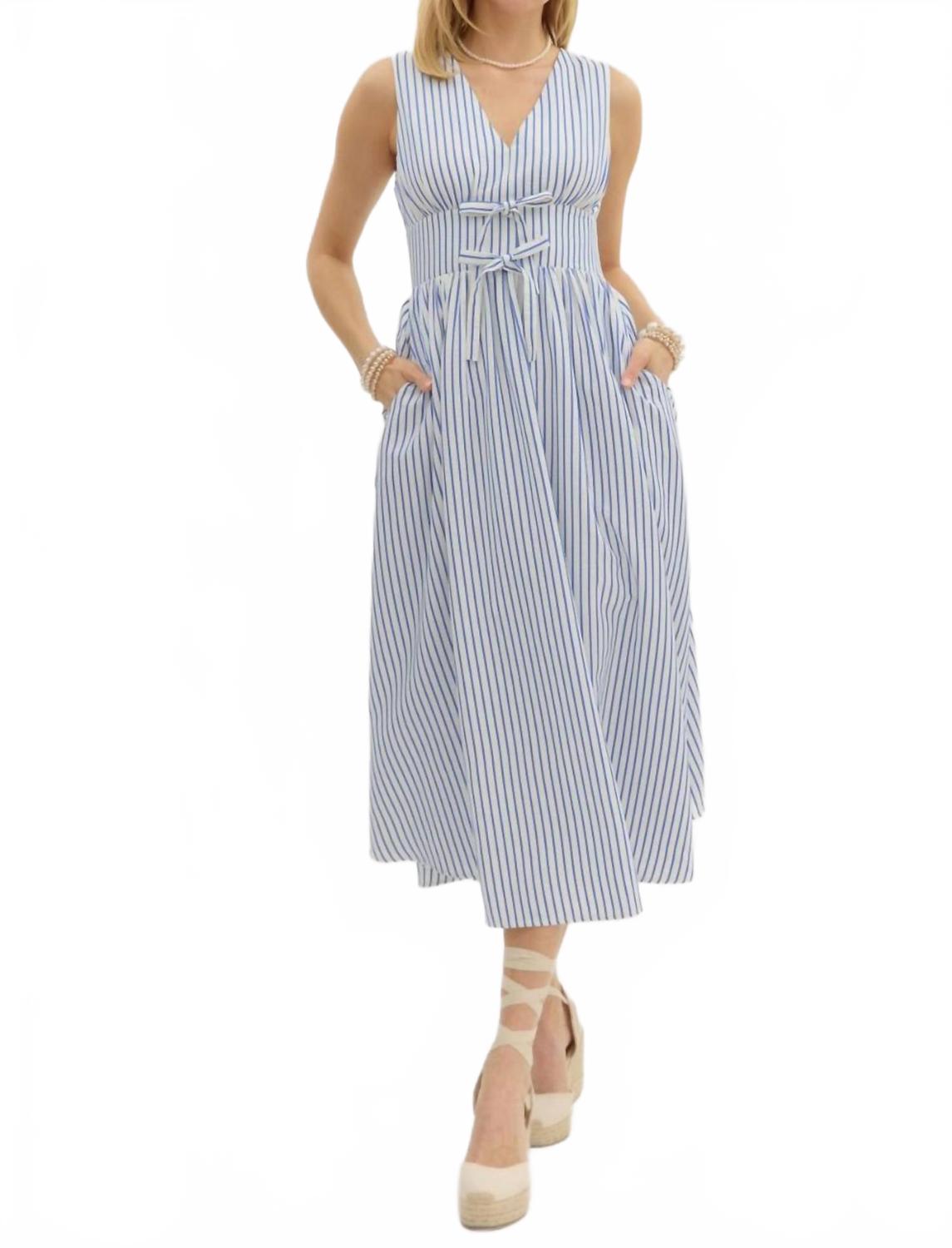 

Сережчатая платье с бантами в бело-голубом цвете Entro