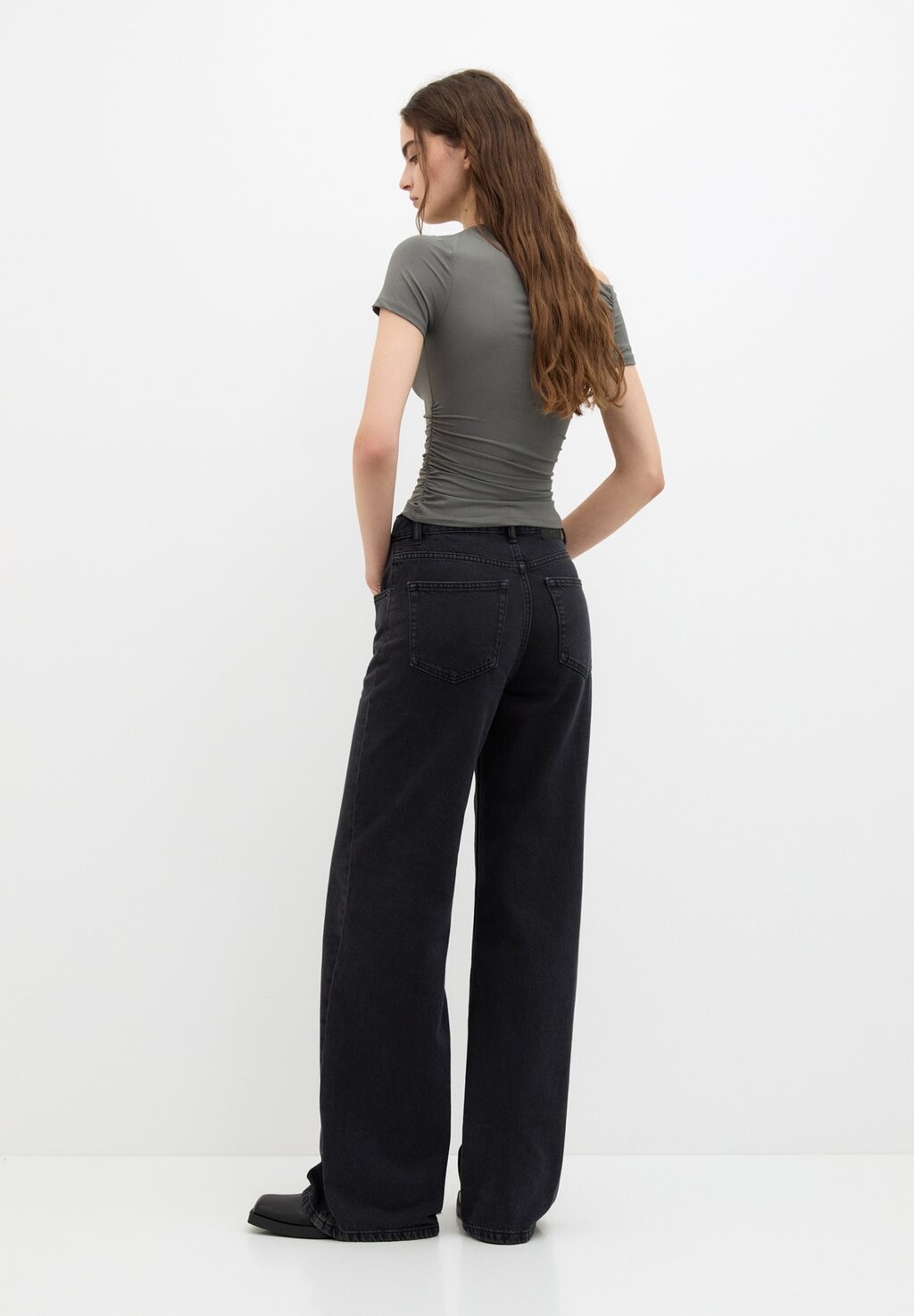 

Футболка с принтом WITH ASYMMETRIC NECKLINE PULL&BEAR, светло-серый