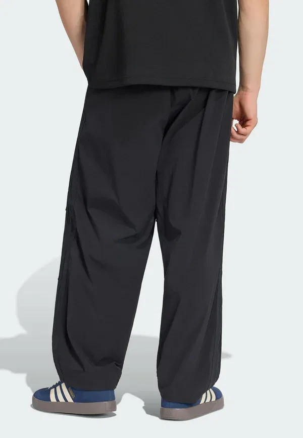 Спортивные штаны Adidas Sportswear City Tech 3 Stripes Pants Tracksuit Bottoms, черный — фото 2