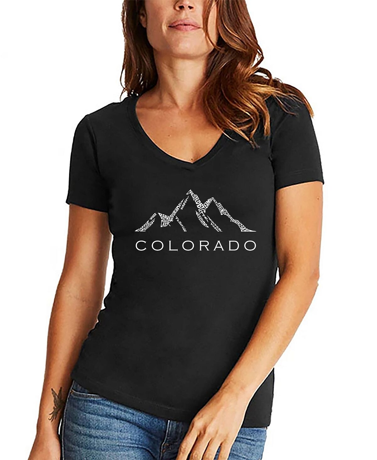 

Женская футболка Colorado Ski Towns Word Art с v-образным вырезом LA Pop Art, черный
