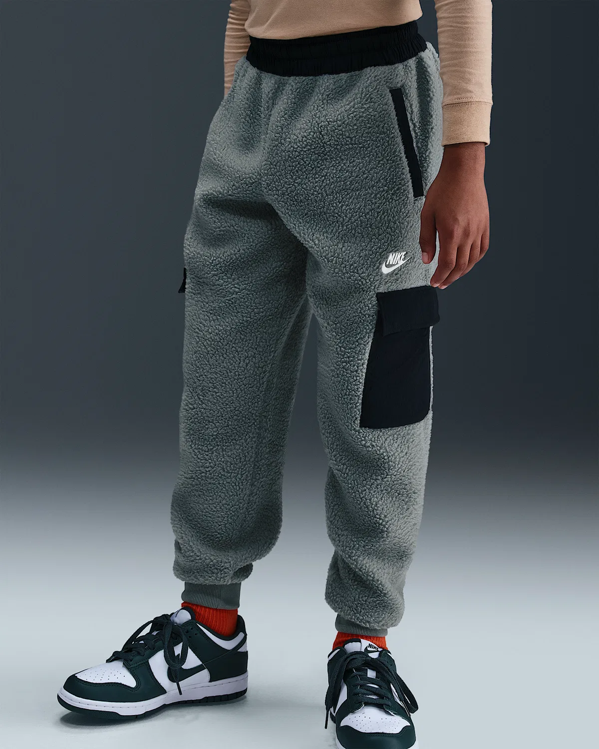 Детские карго-штаны Nike Sportswear Club Fleece, Smoke Grey/Black/White — фото 2