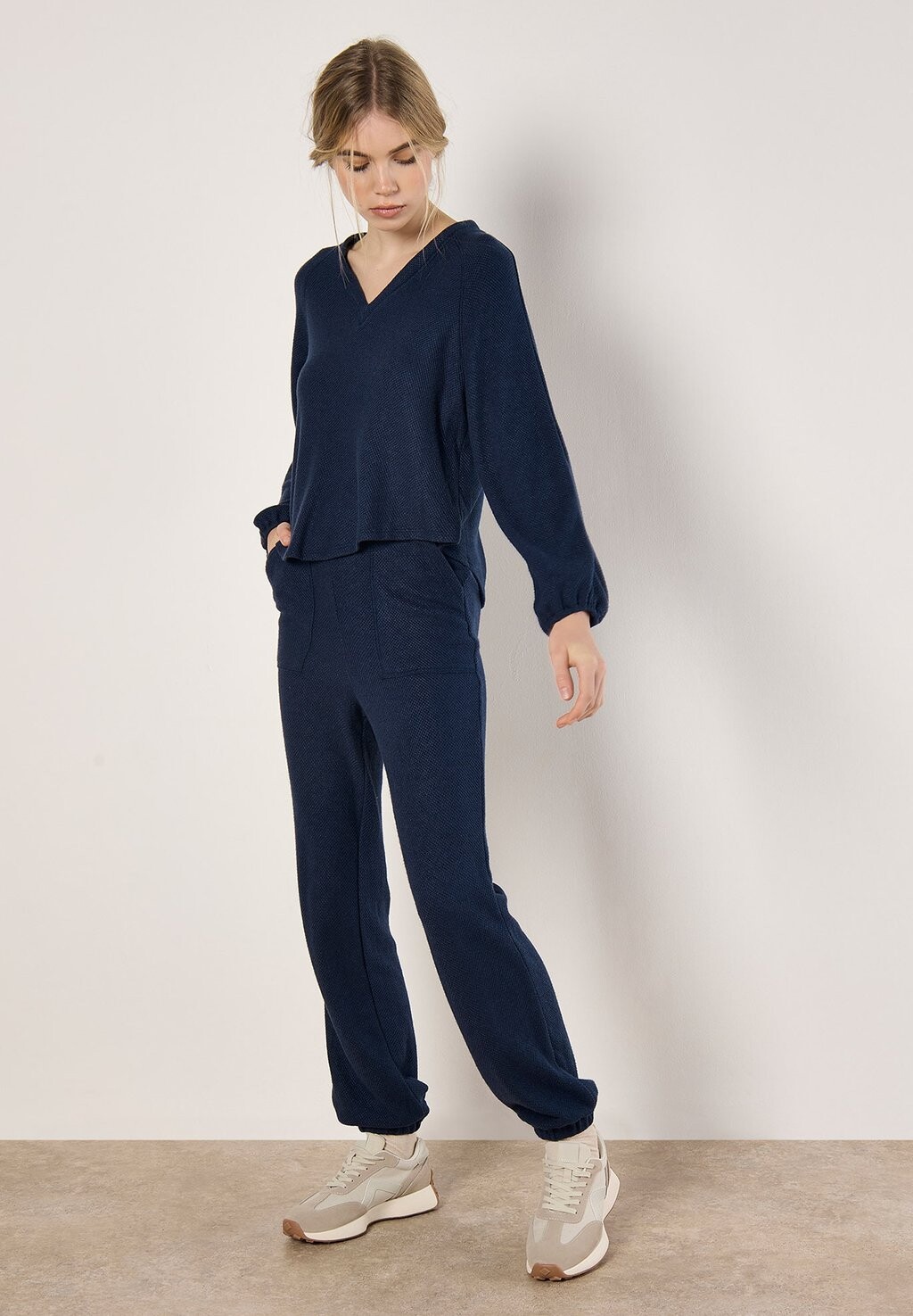 

Джемпер TEXTURED V NECK Apricot, темно-синий