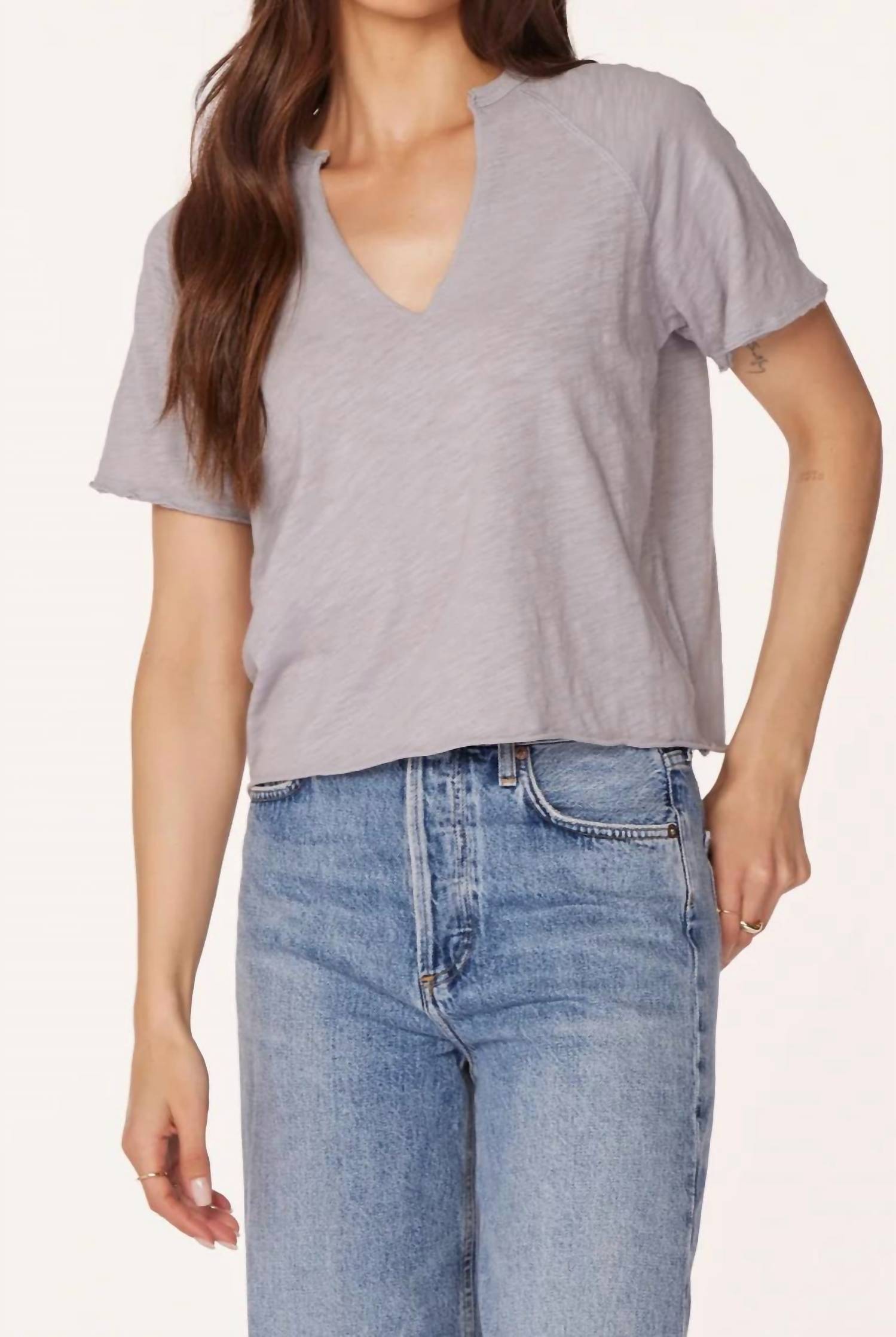 

Футболка с разрезом на шее, коротким рукавом реглан и свободным кроем в цвете пеббл Bobi, Pebble