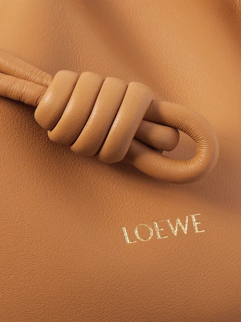 Миниатюрный кожаный клатч Flamenco LOEWE, коричневый — фото 4