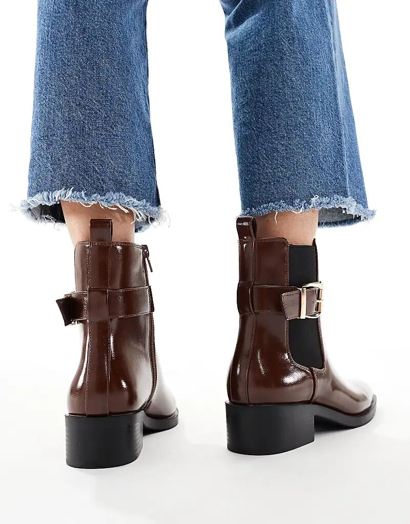 Коричневые ботинки челси на каблуке с пряжкой от Schuh Cadie — фото 4