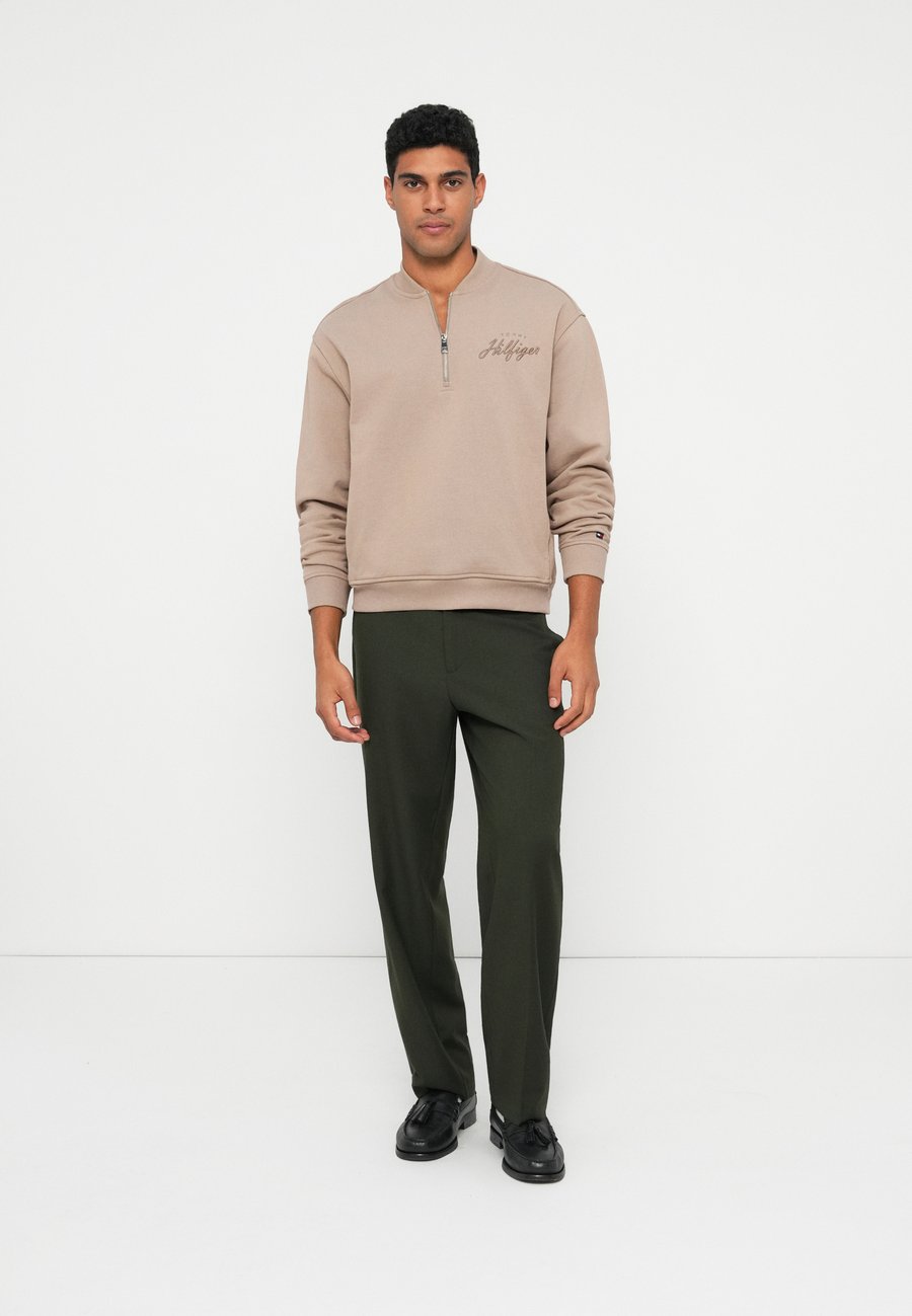 Толстовка Tommy Hilfiger MODERN ATH GRAPHIC, Coastal Taupe/Taupe — фото 2