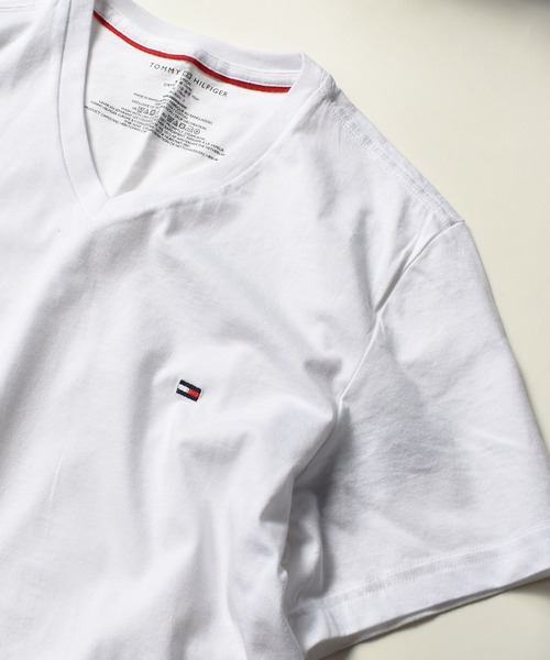 

Футболка базовая с V-образным вырезом и коротким рукавом, с вышивкой TOMMY HILFIGER, белый