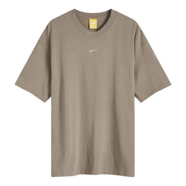 

Футболка x nocta big body cs t-shirt 'olive grey' Nike, серый