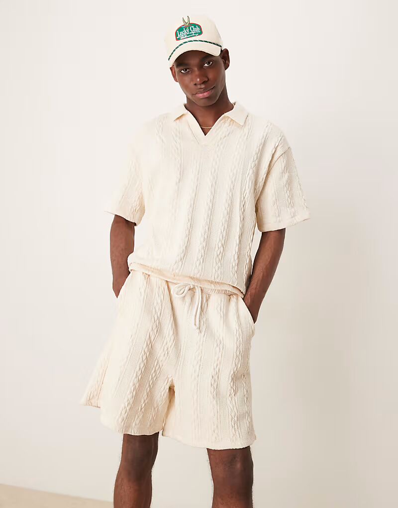 

ASOS DESIGN свободные шорты кремового цвета с фактурой кос