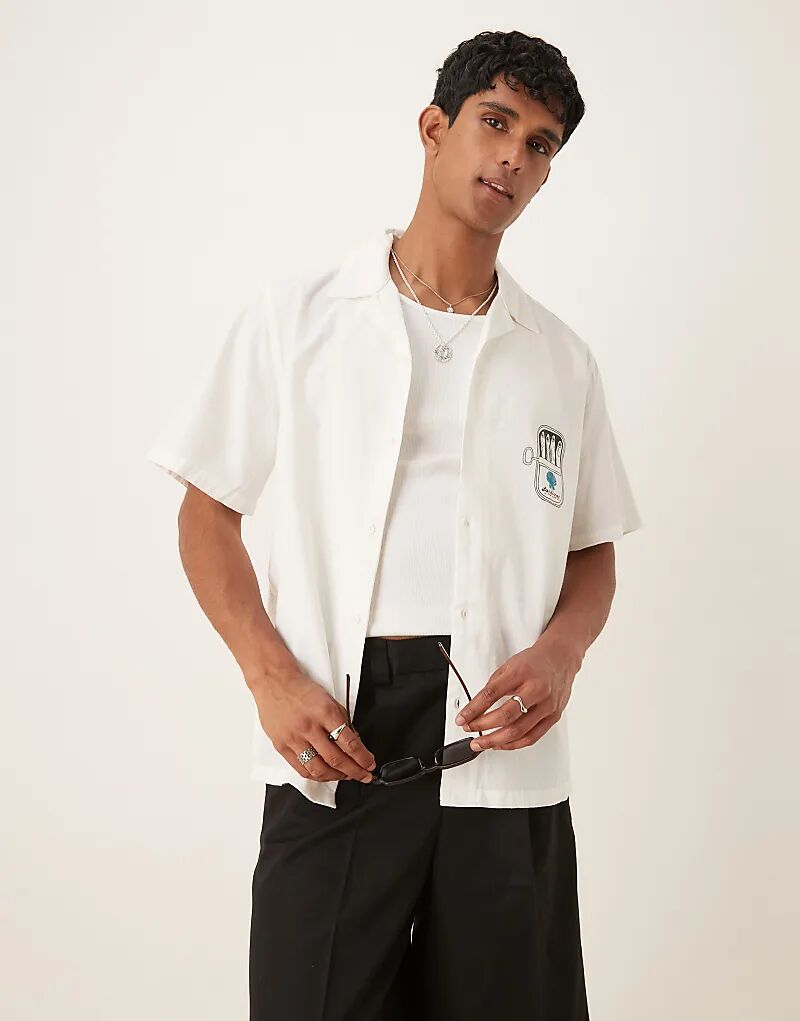 

Рубашка свободного кроя ASOS DESIGN Revere с принтом на груди белого цвета