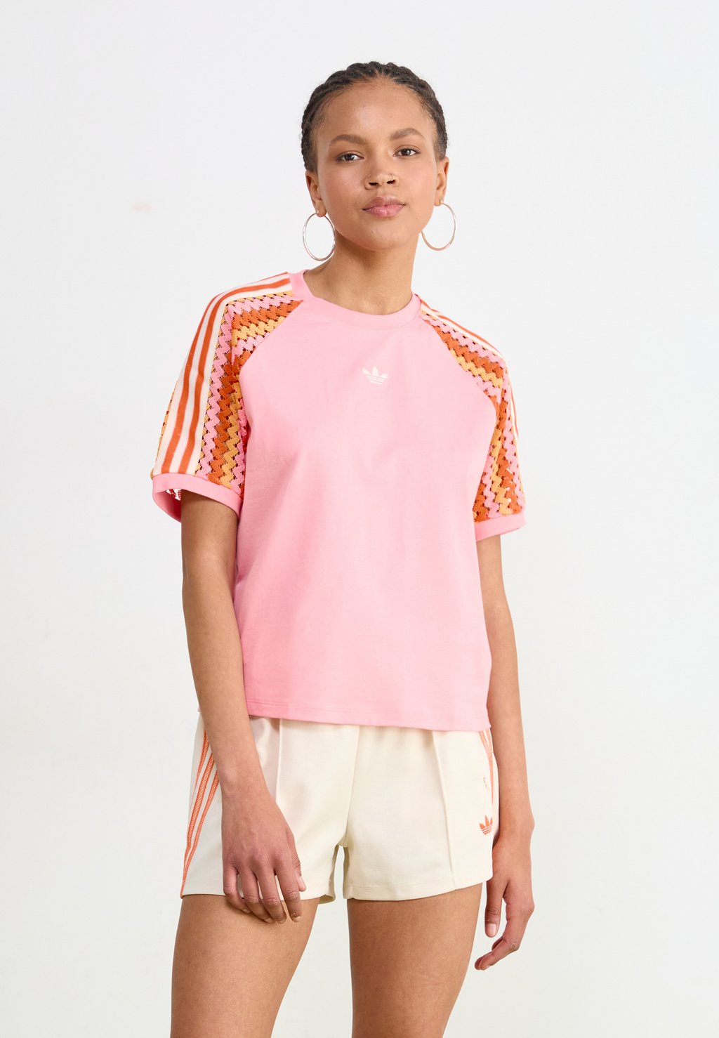 

Футболка с принтом CALI TEE Adidas Originals, светло-розовый