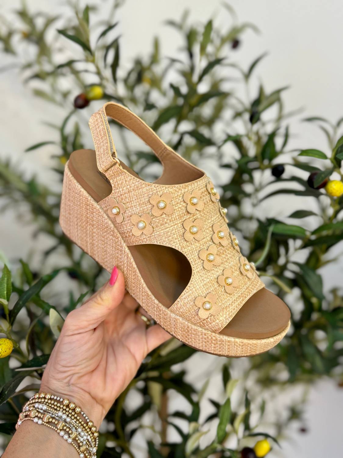 Женские босоножки-клин Carley с цветком из рафии, натуральные Corkys Footwear — фото 2