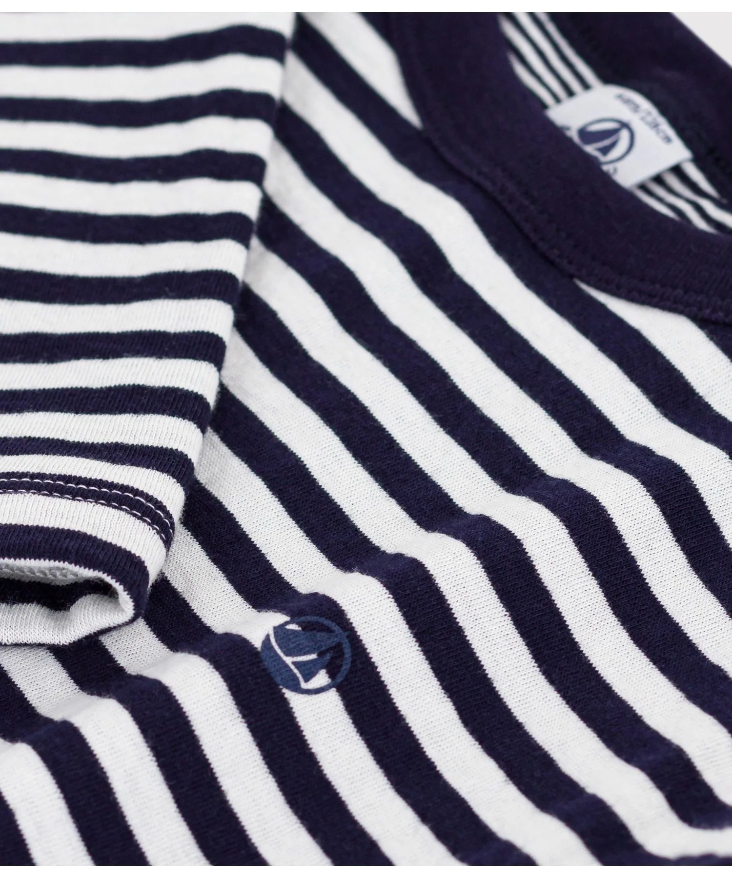 Детская футболка с длинным рукавом из хлопка PETIT BATEAU белая с синим — фото 3
