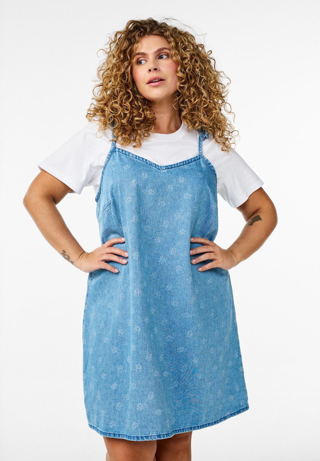 

Джинсовое платье MIT VERSTELLBAREN TRÄGERN Zizzi, цвет Lbd W Flower