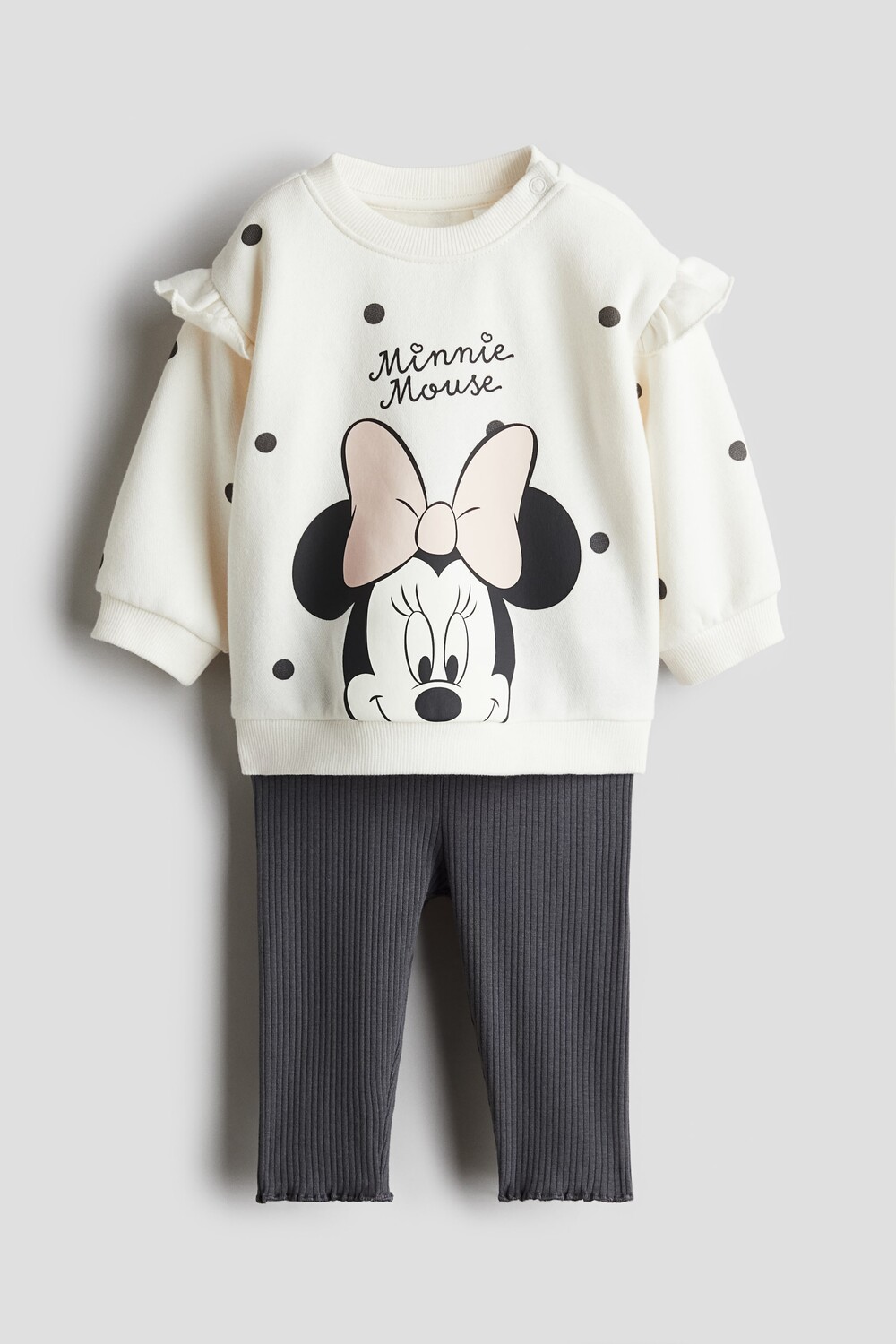 

Комплект из двух предметов: толстовка и леггинсы. H&M, белый
