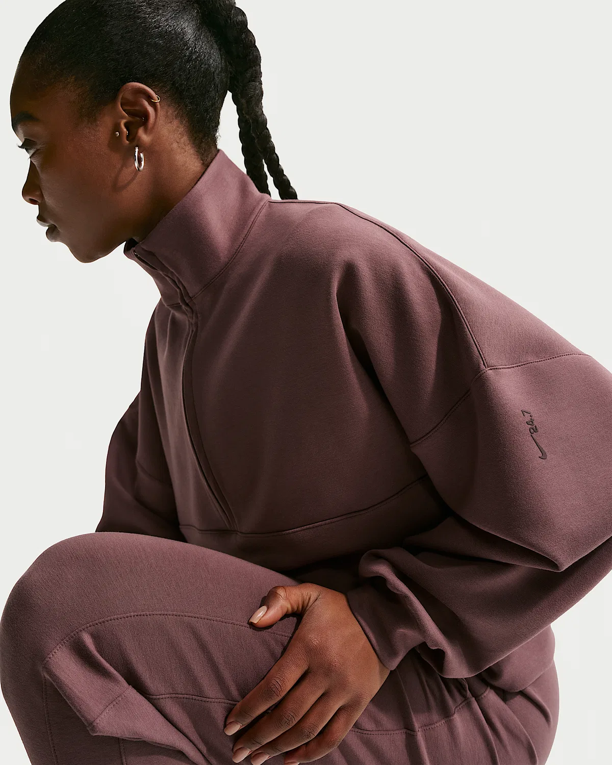 Женская футболка Nike 24.7 ImpossiblySoft Dri-FIT Oversized 1/2-Zip, Tattoo/Burgundy Crush — фото 3
