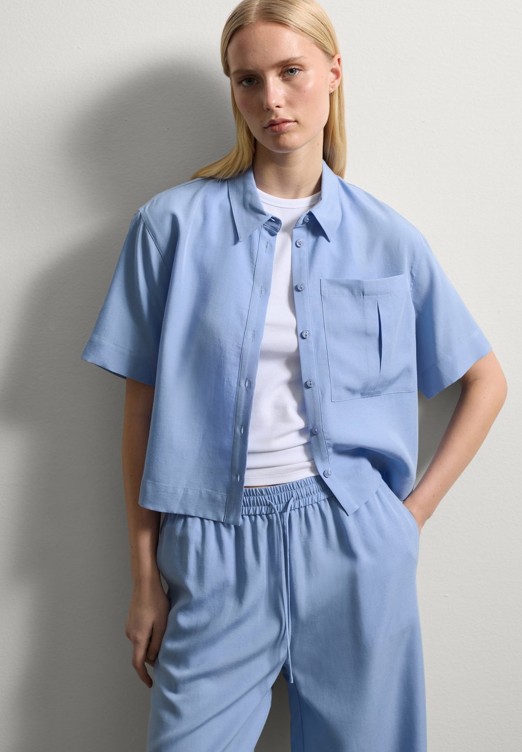 

Блузка на пуговицах CROPPED SHACKET WITH POCKET Stefanel, синий