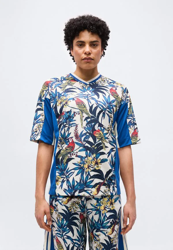 Футболка с принтом в виде фермерских утвари Adidas Sportswear, Dark Marine/Talc/Fade Gold-Coloured