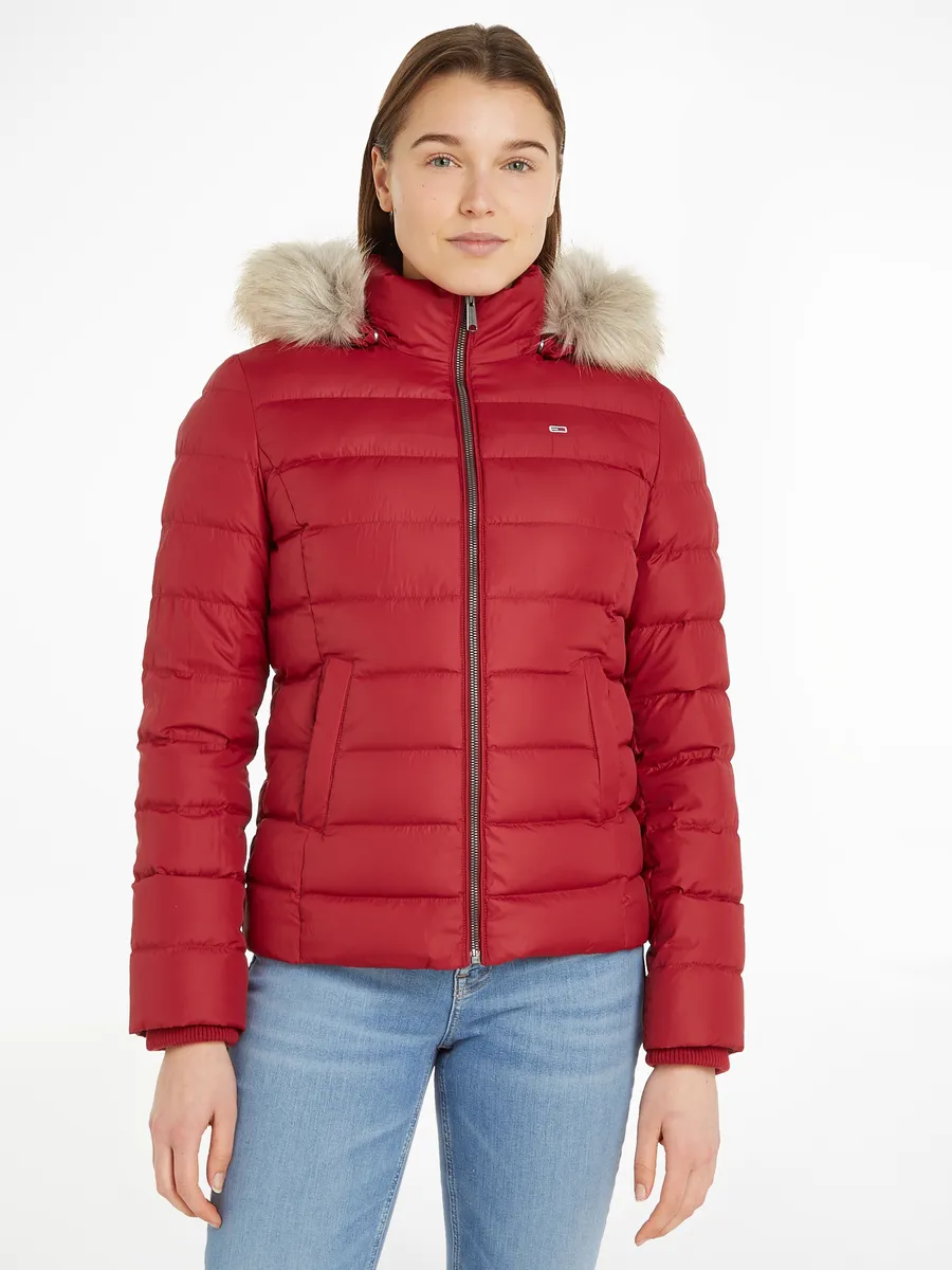 

Пуховик Tommy Jeans "BASIC HOODED DOWN JACKET", с капюшоном, с искусственным мехом на капюшоне и флажком с логотипом Tommy Jeans, цвет Rouge