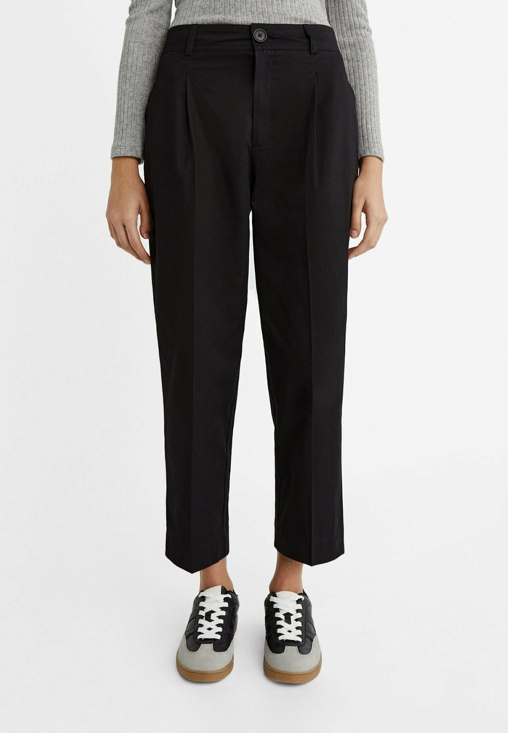 

Брюки CARROT WITH DARTS DETAIL Stradivarius, цвет black