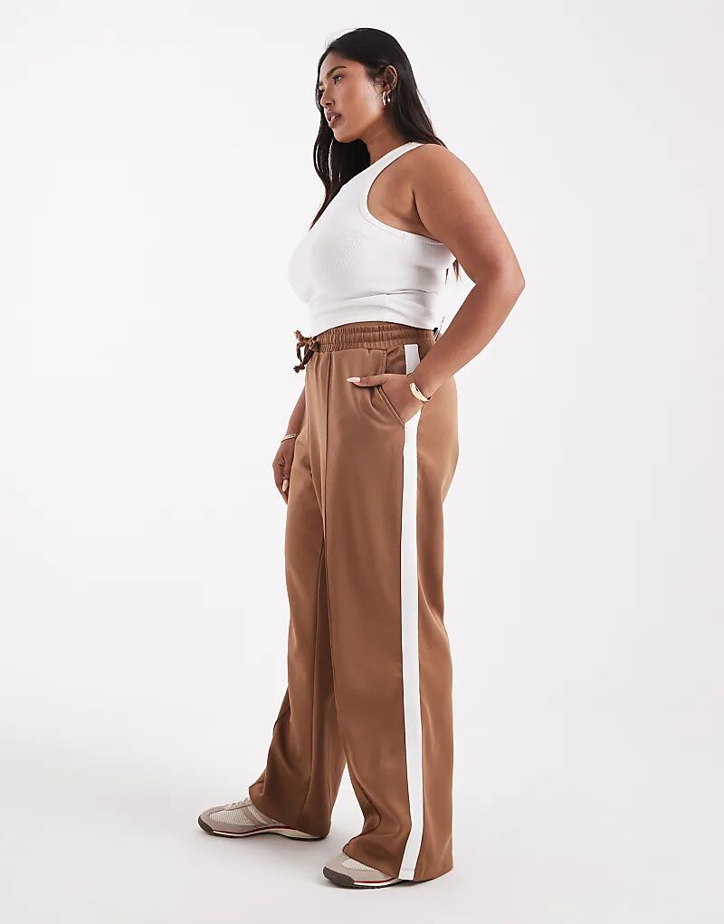 

Трикотажные брюки Noisy May Curve прямого кроя светло-коричневого цвета с белой полосой по бокам.