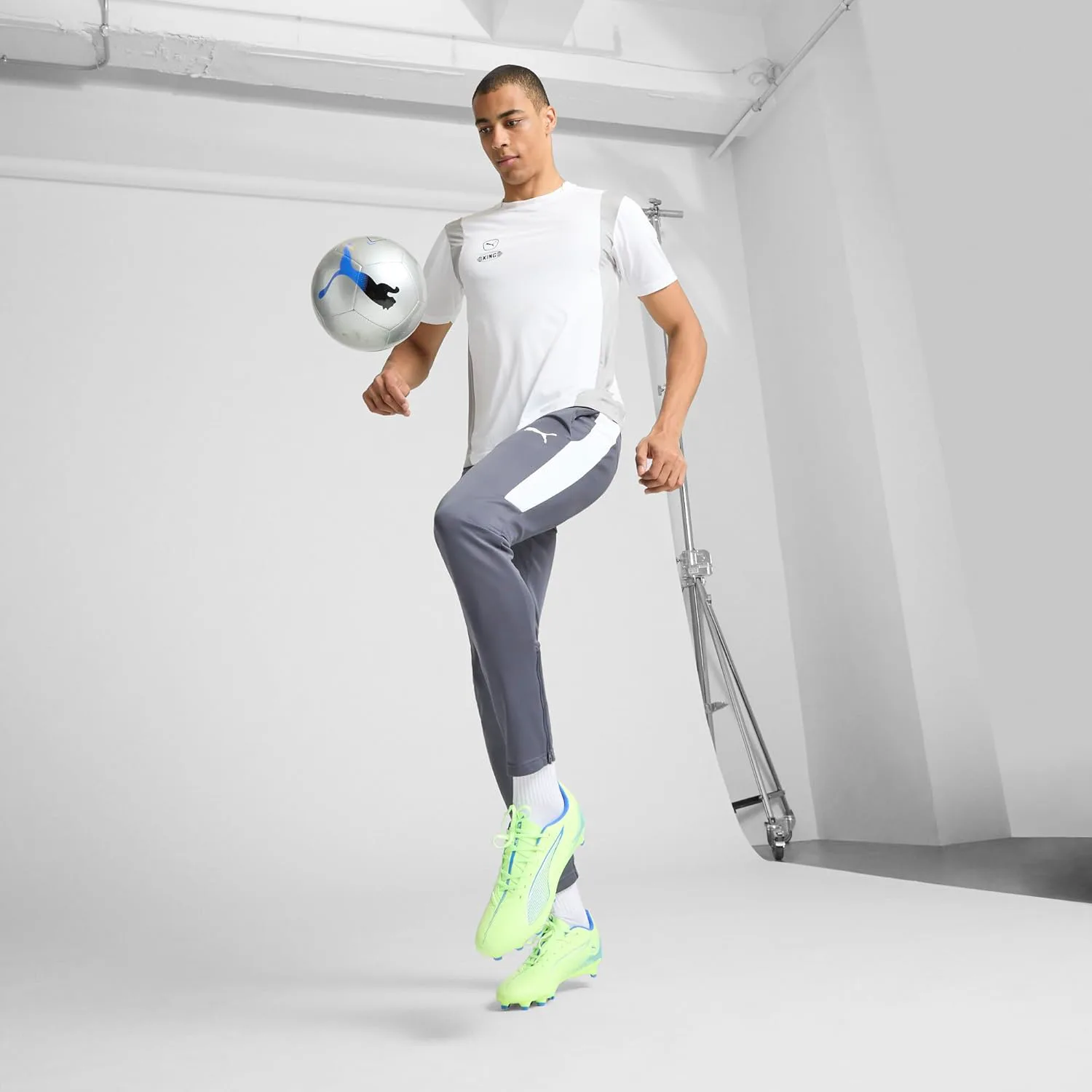 Футбольные бутсы Puma Mens Ultra Play Firm для игры на твердом искусственном газоне, белый — фото 3