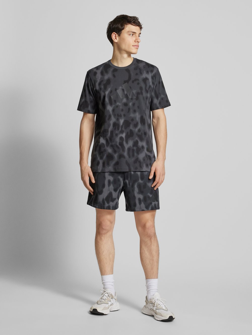 

Футболка с этикеткой ADIDAS SPORTSWEAR, темно-серый