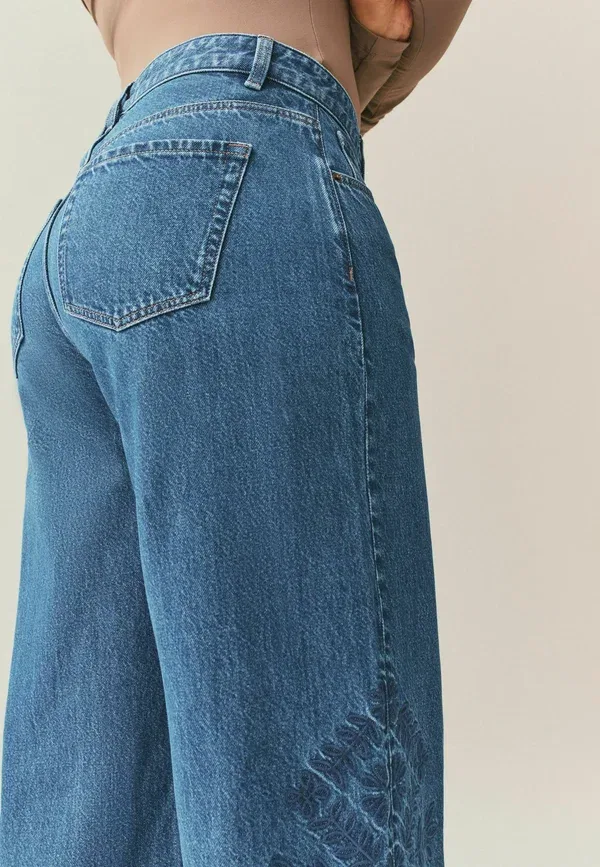 Джинсы Next Petite fit hourglass wide leg jeans, расслабленная посадка, вышивка, средне-голубой деним — фото 3