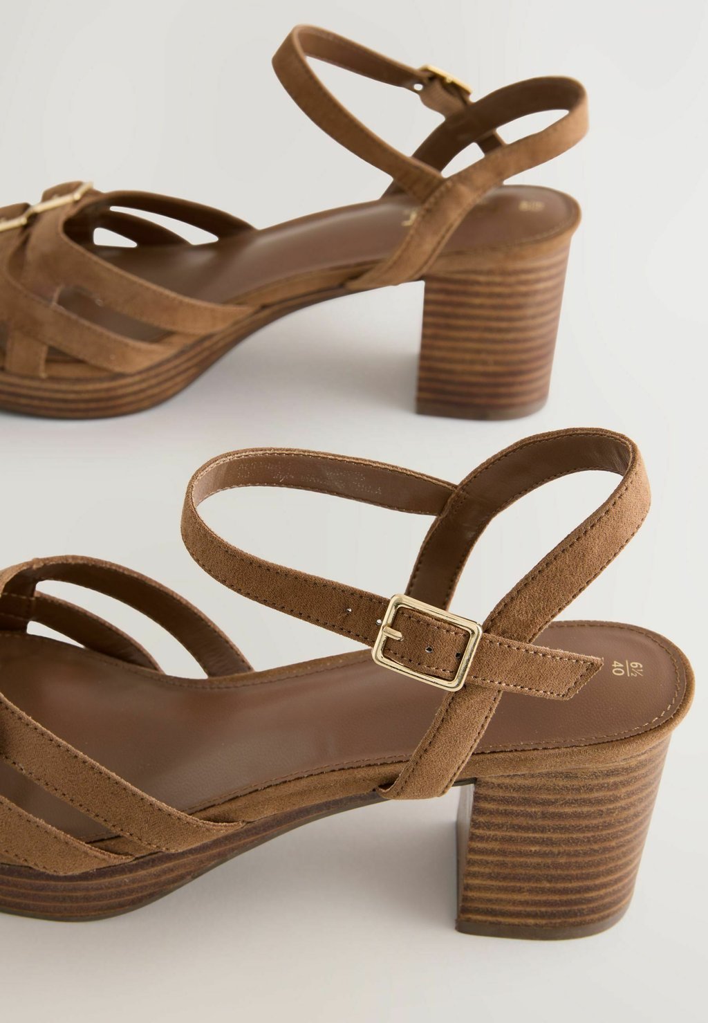 Босоножки на платформе REGULAR FIT - FOREVER COMFORT  ROUND LOW STRAP BUCKLE DETAIL Next, коричневый — фото 3