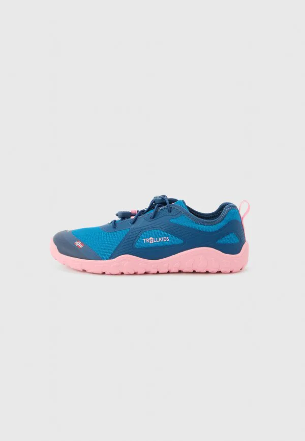 Унисекс походные ботинки skanden для ходьбы босиком Trollkids, Madeira Blue/Peony Rose