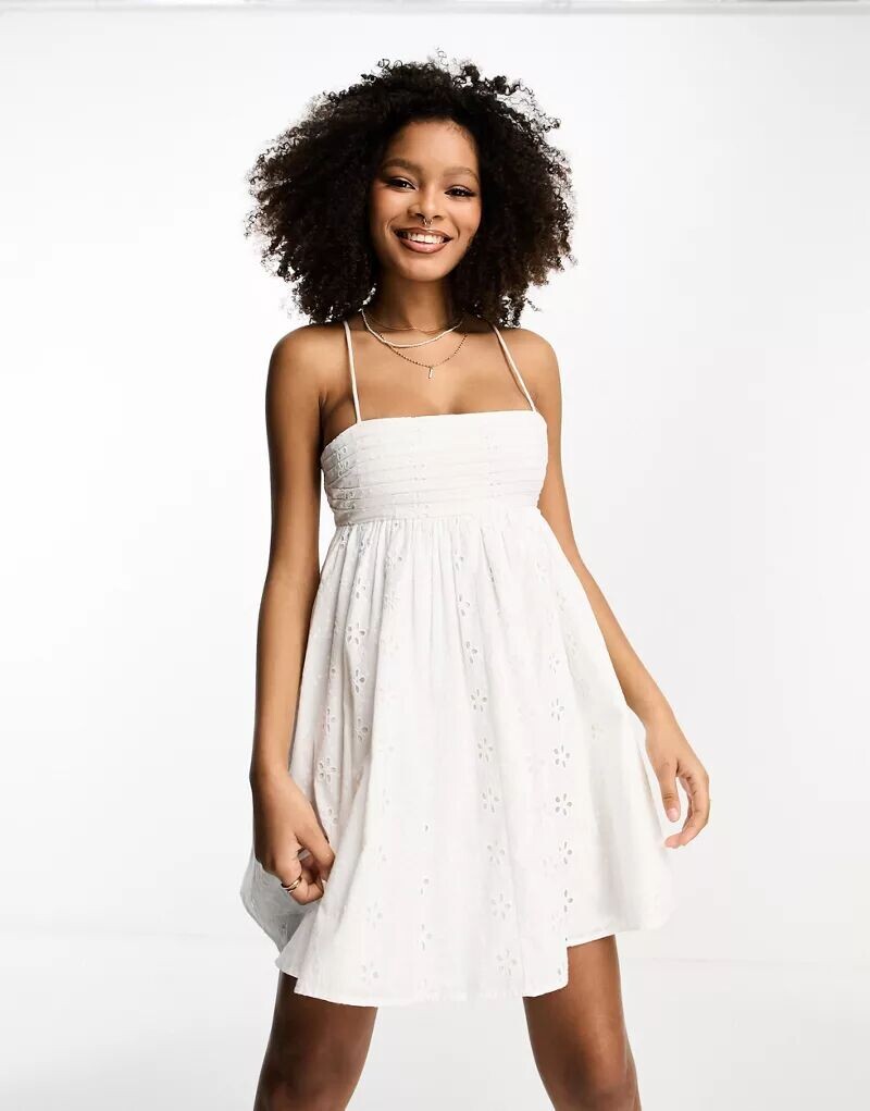 

Короткое летнее платье в стиле бэби-долл ASOS из белого хлопка с английской вышивкой и декоративными складками на вырезе