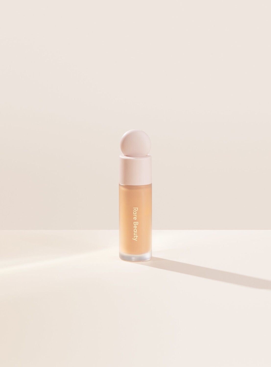 

Осветляющий консилер Liquid Touch Rare Beauty, цвет 200c/light medium with cool beige undertones