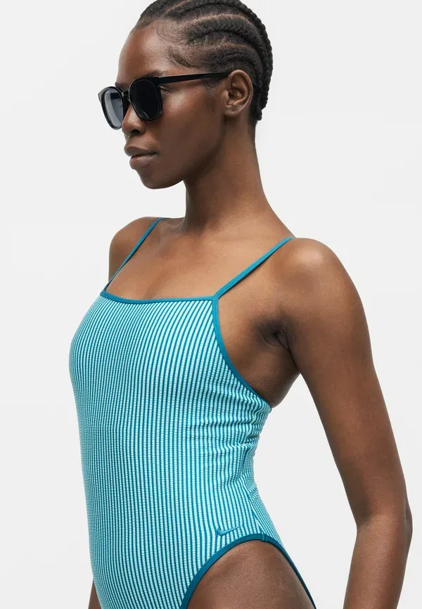 Купальник слитный Nike Swim с квадратным вырезом и текстурой «риппл», цвет выбеленный бирюзовый — фото 4