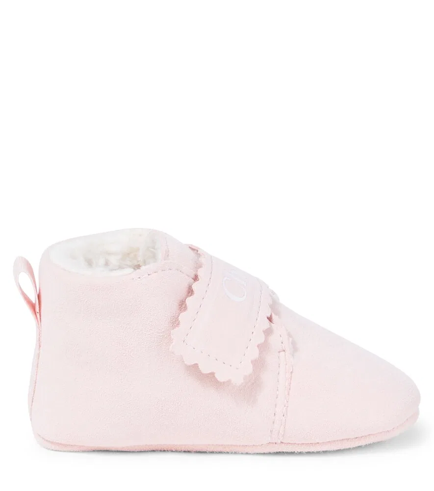 Детские замшевые пинетки с волнистым краем Chloé Kids, розовый — фото 3