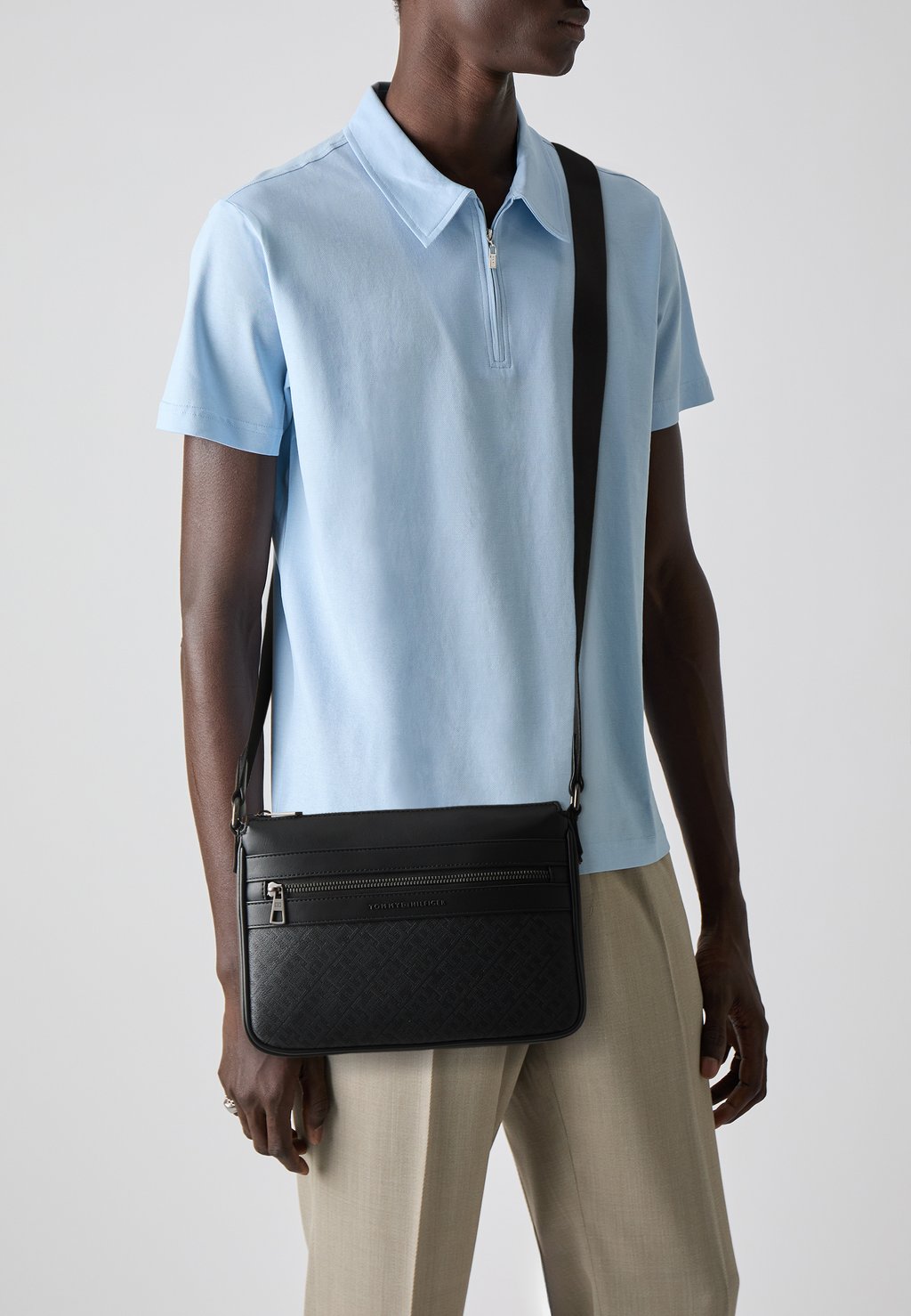

Сумка через плечо MONOGRAM CROSSBODY Tommy Hilfiger, черный