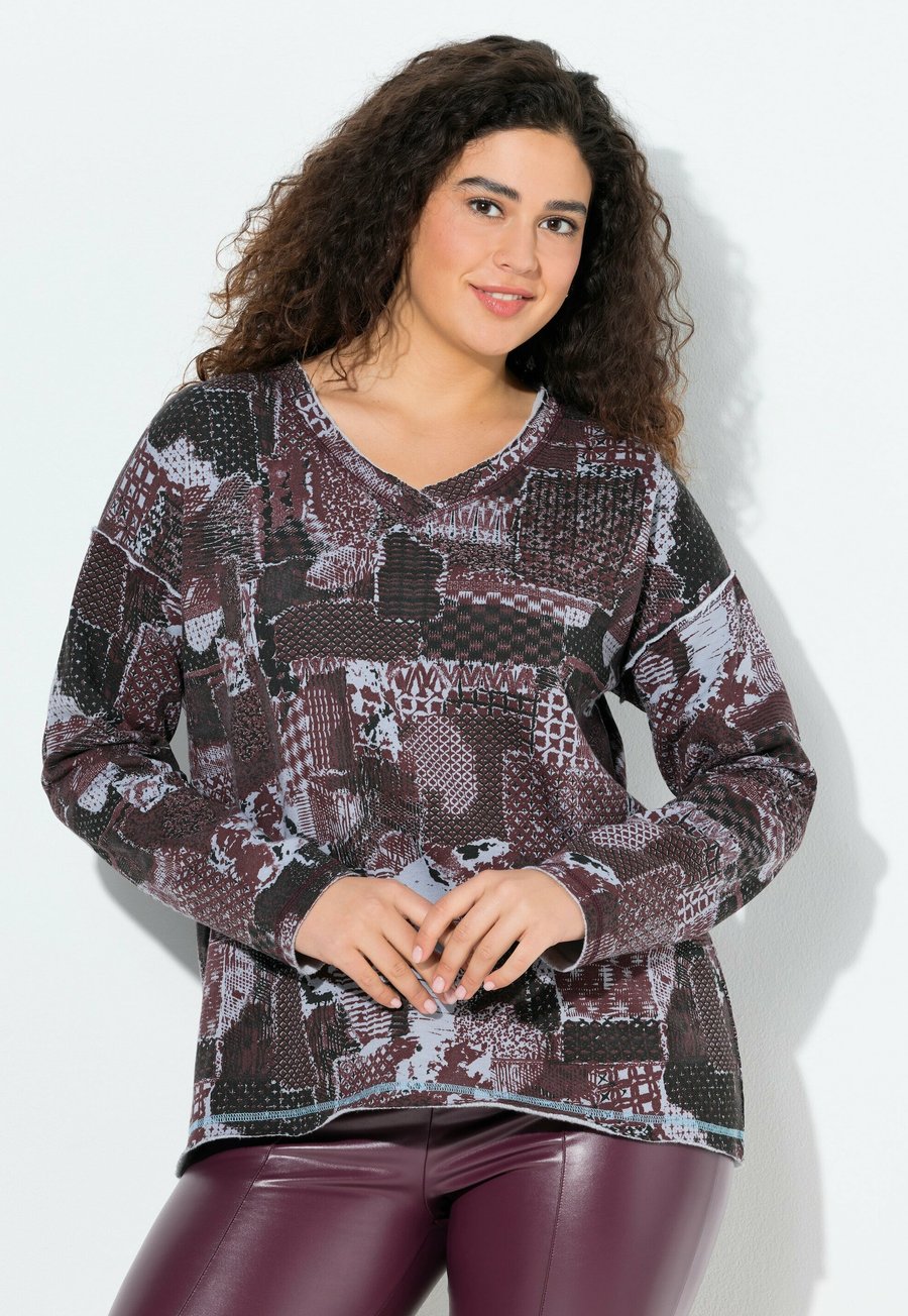 

Топ Ulla Popken PATCH V-NECK , Plum/Dark Purple