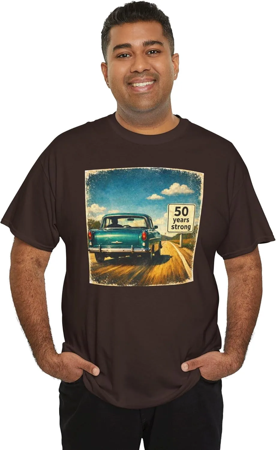 Футболка Unisex на 50-летие, Vintage Car Roadtrip Fifty Tee | Ретро классический автомобиль, подарок на 50 лет, подарок на пятидесятилетие GENERIC, Dark Chocolate — фото 2