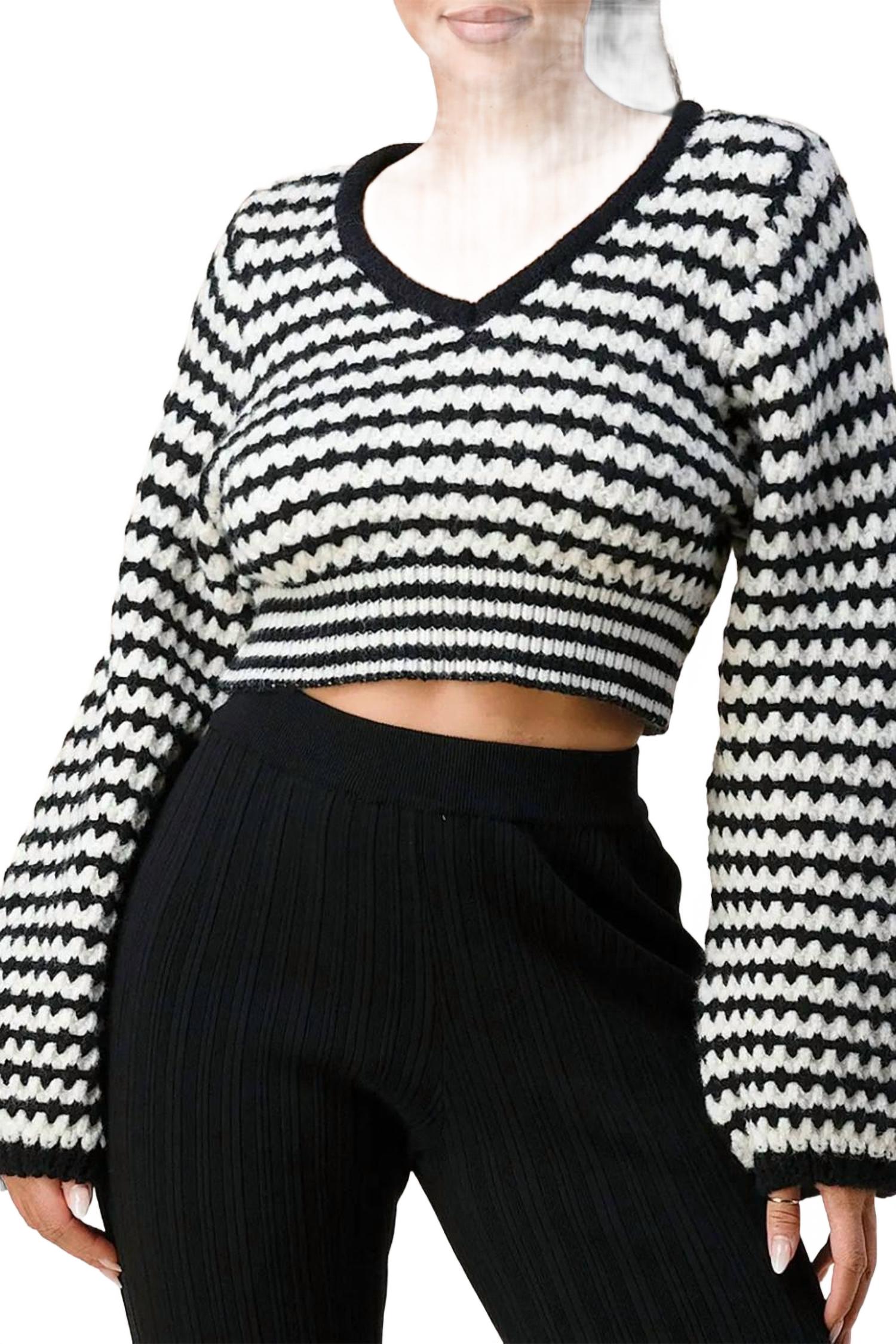 

Облегающий джемпер с V-образным вырезом в бело-черной расцветке THE SANG