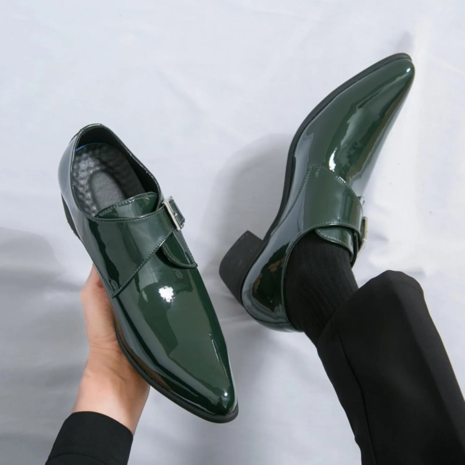 Лоферы кожаные лакированные на каблуке с ремешком, Green Khwfjas — фото 4