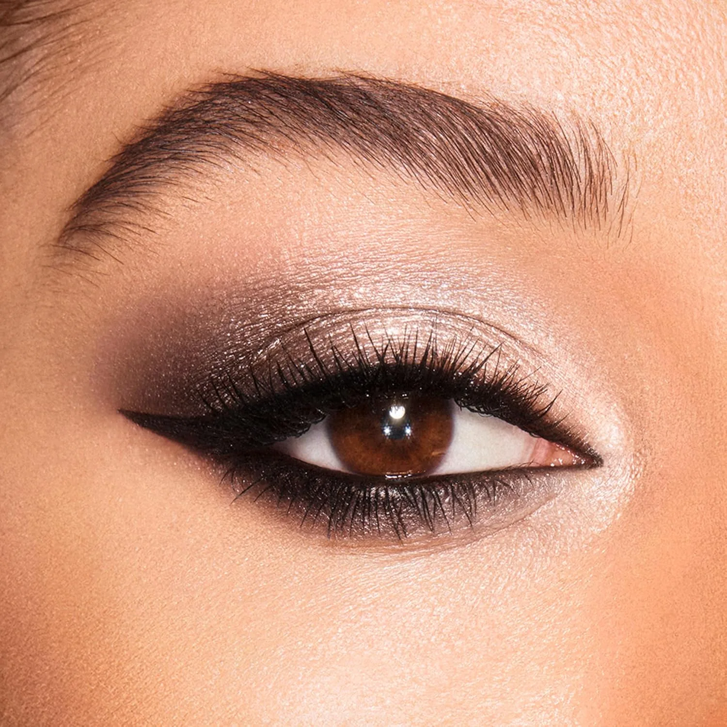 Палетка теней для век Charlotte Tilbury Luxury Palette Eyeshadow - палетка с мерцающими, металлическими и матовыми сатиновыми оттенками, содержащая 4 взаимодополняющих оттенка., The Rock Chick - grey and charcoal — фото 3