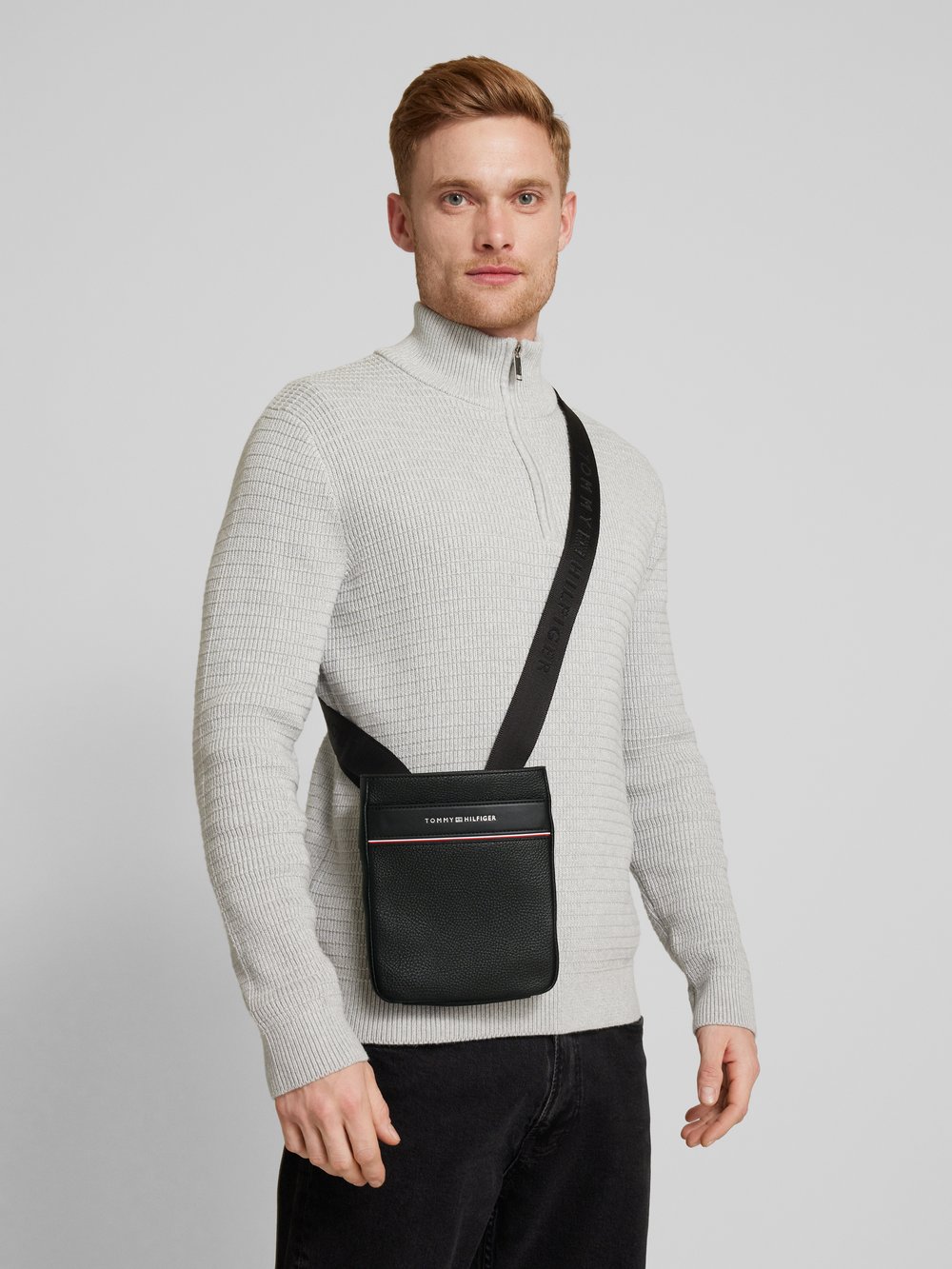 

Сумка через плечо с этикеткой Tommy Hilfiger, черный