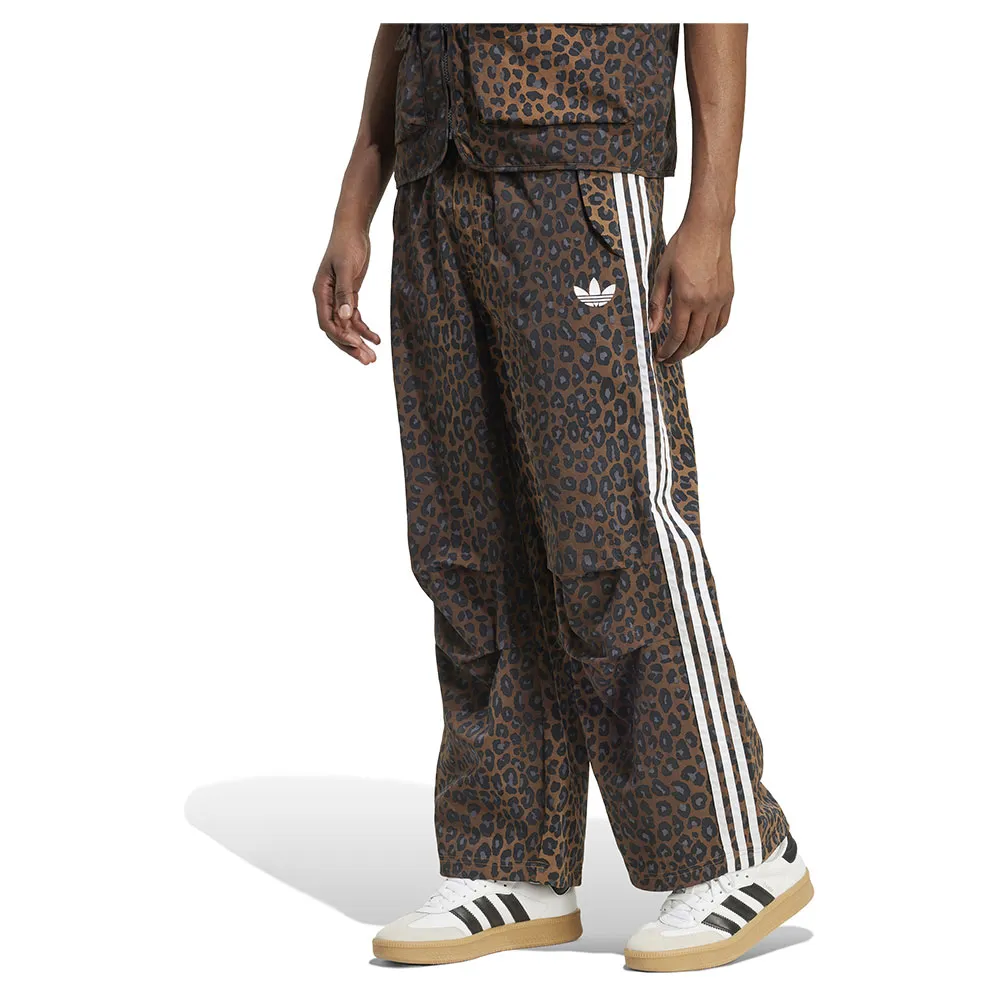 

Брюки adidas Originals Leo Loose Parachute, коричневый