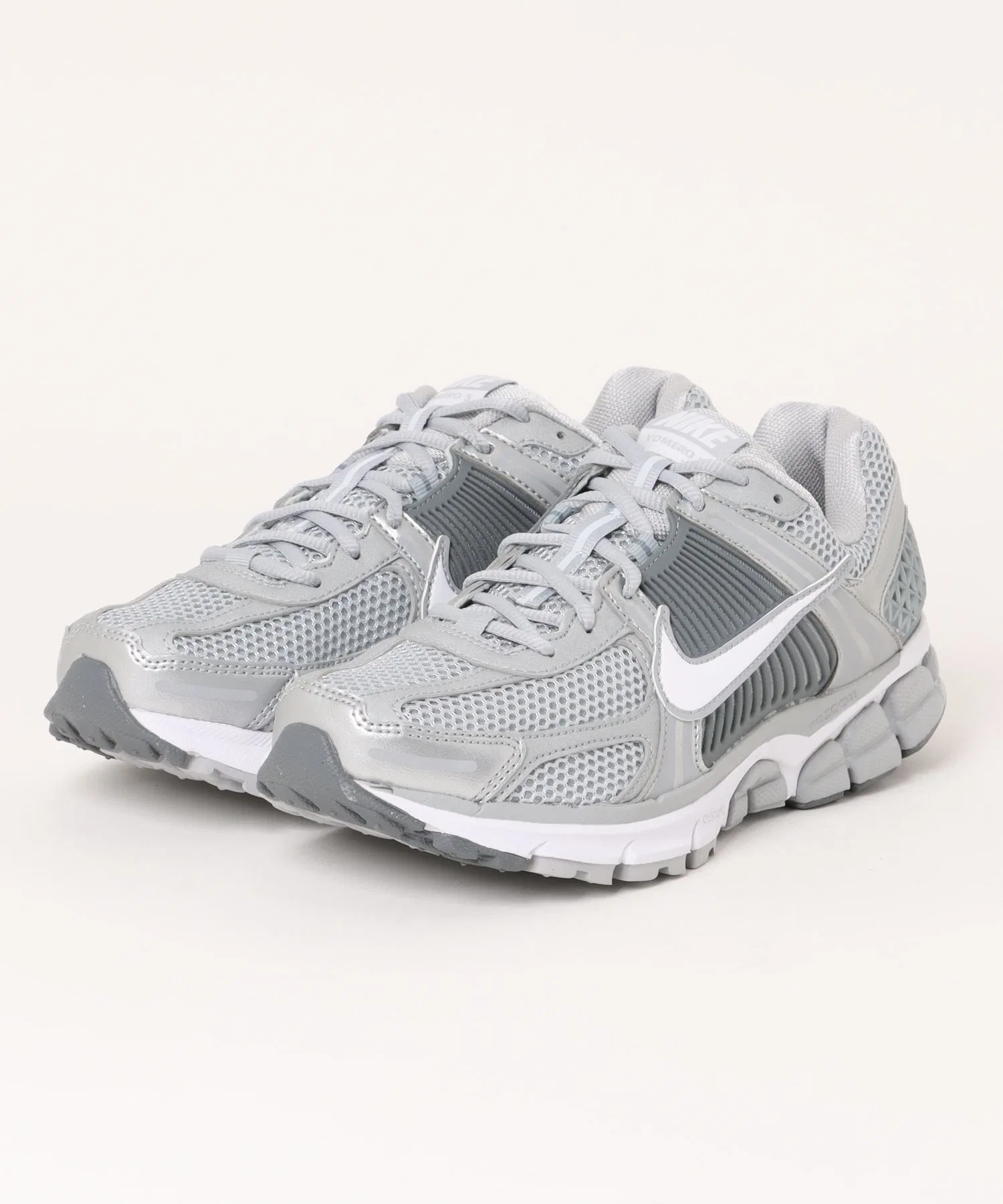 Мужские кроссовки NIKE ZOOM VOMERO 5 серые — фото 2