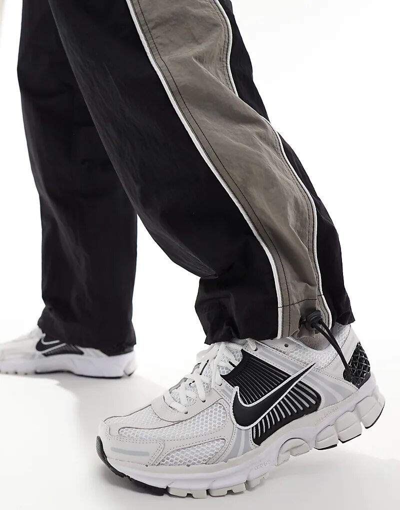 

Кроссовки Zoom Vomero 5 белого и черного цвета Nike