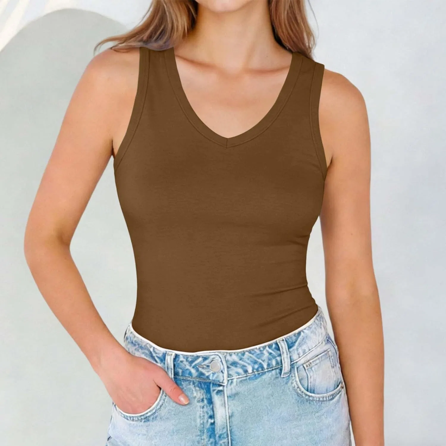 Женский топ без рукавов V-образным вырезом, Slim Fit, Brown — фото 3