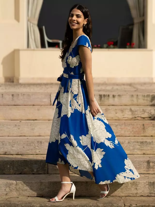 

Платье Yumi Mela London Blossom Print Wrap Dip Hem Midi, цвет blue/white