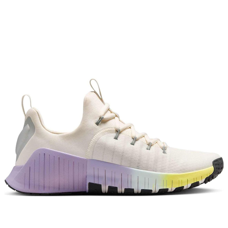 Кроссовки (WMNS) Nike Free Metcon 6 SE 'Phantom Black Hydrangeas', бежевый — фото 2