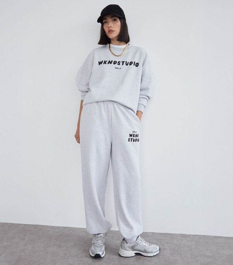 

WKNDGIRL Серые свободные джоггеры с логотипом WKNDGIRL, серый