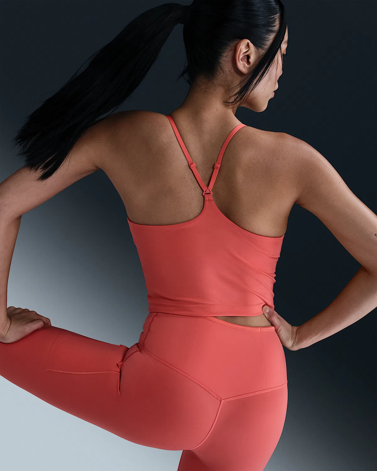 Женский спортивный топ-бра Nike Indy с легкой поддержкой и чашками, Magic Ember/White — фото 2